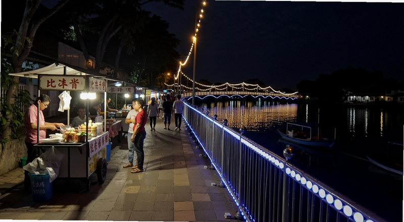 比南河夜间步道灯光与路边小摊实景图|alt=