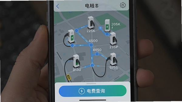 ��׮����APP��ͼ���棬��ʾ�������վ�ֲ���ʵʱ����׮�����ײ��е�Ѳ�ѯ��ť