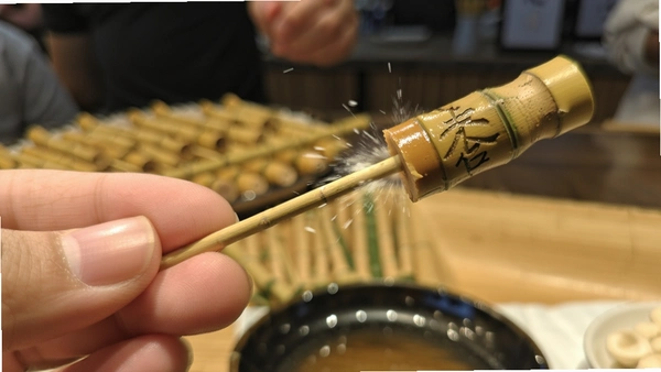 指间有喜竹签弹出瞬间