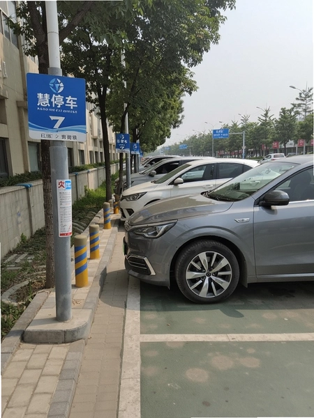 慧停车路侧停车实拍场景图